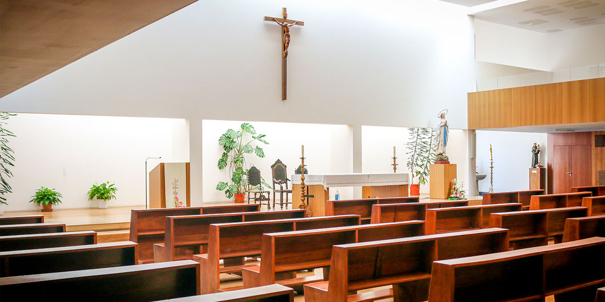 Espaço da assembleia e a mesa do altar